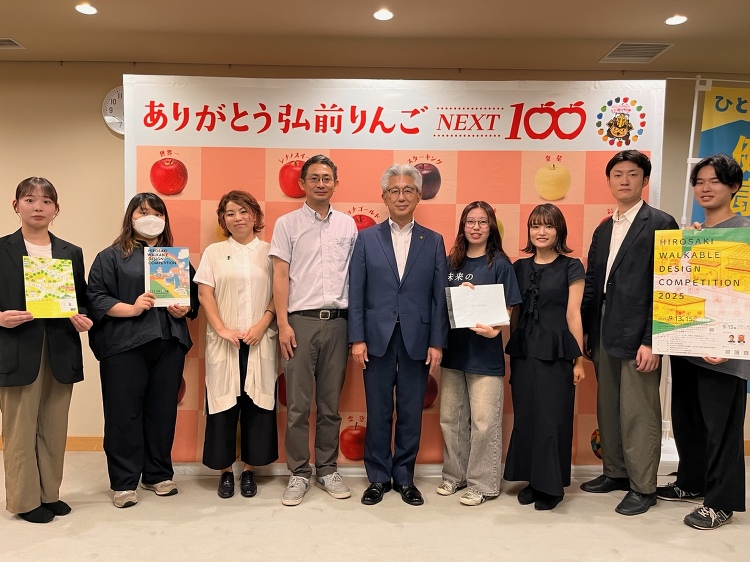 建築学科の学生が弘前市長に設計課題の成果を報告しました | 東北工業大...