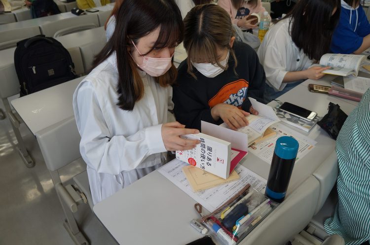 建築学科同窓会「尚建会」が建築学科1年生全員に本の贈呈を行いました |...
