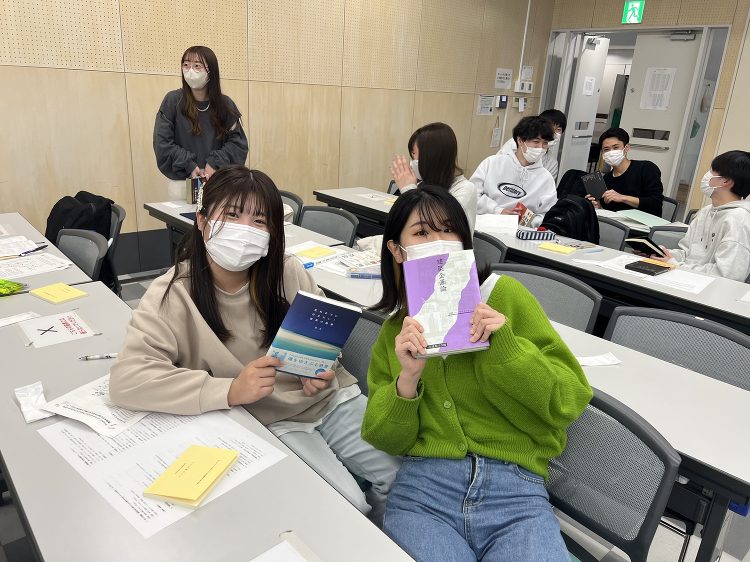 尚建会(建築学科同窓会)から1年生へ本の贈呈が行われました | 東北工...