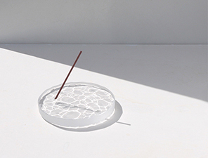 プールを切り取ったようなガラス作品「香たて」yuta maruoka ...