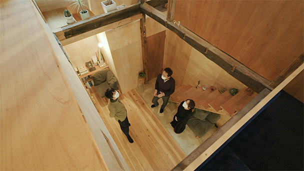 狭い二階建てに大きな吹き抜け 神楽坂の袋小路の家 | 辰巳琢郎の家物語...