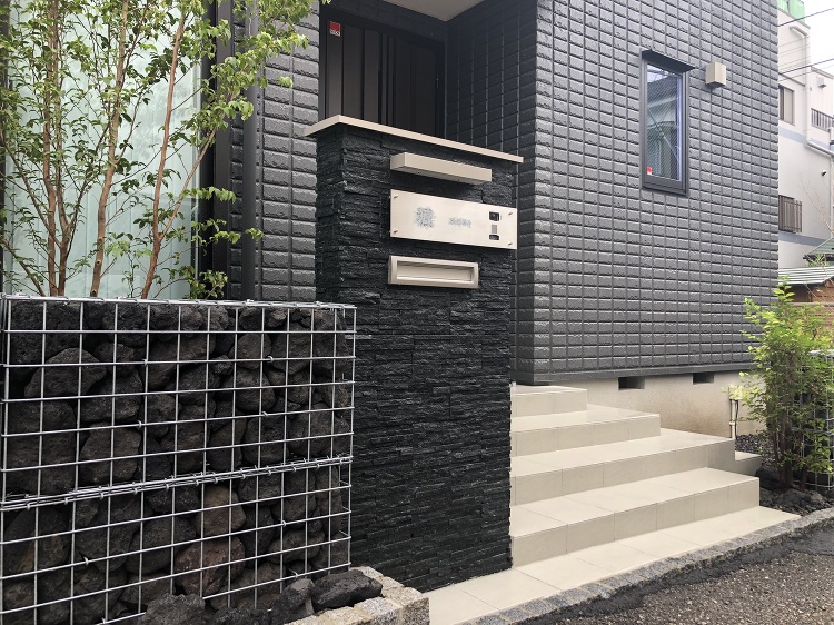 浅間山を感じるワイルドな石組と、表情豊かな雑木の庭 | 施工例 | 東...