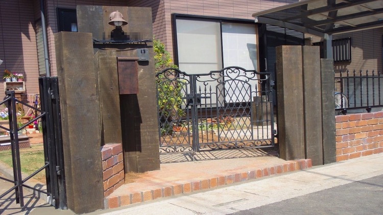 おしゃれな枕木リフォーム工事【かっこいい門まわりの施工例です】