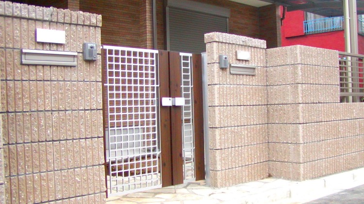 2世帯住宅の門まわりを整えた新築外構【130万円でつくった2つの門柱と...