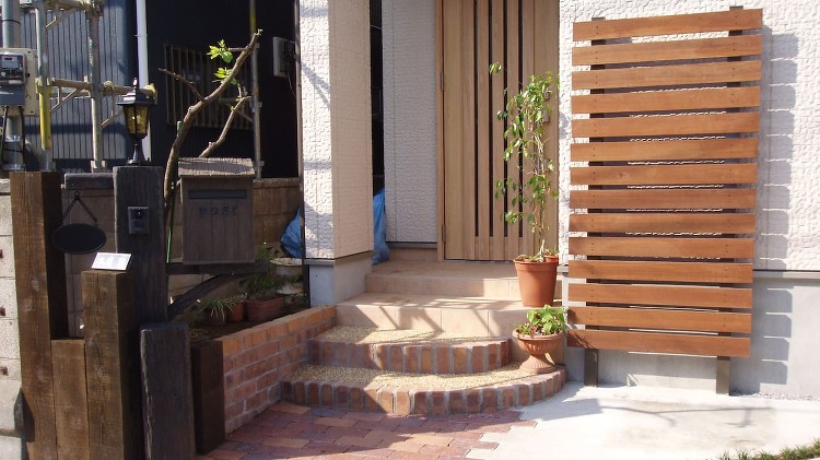 枕木門柱の外構工事【植木鉢をかけられるラティスフェンスの施工例】