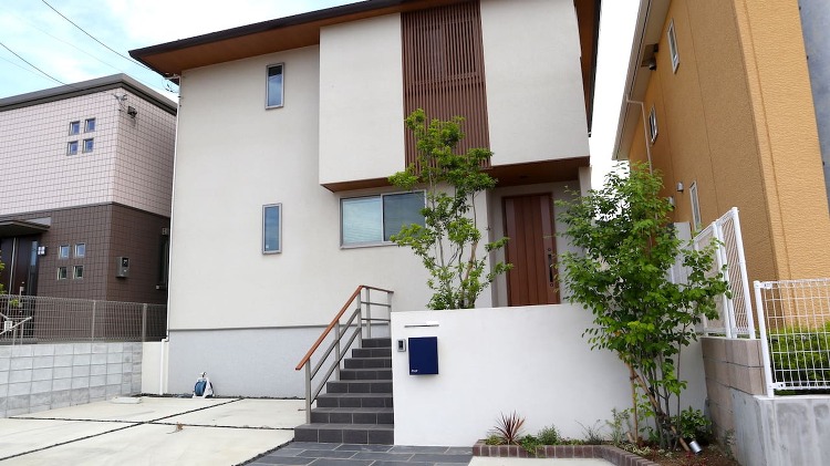 ナチュラルモダン外構の施工例【150万円で大判石アプローチと門柱を整え...