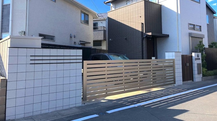 侵入防止のクローズ外構施工例【電動カーゲートと木目調門扉の200万円プ...