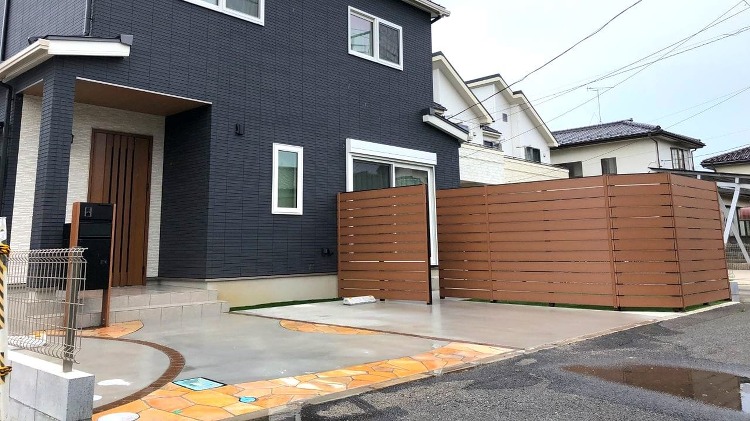 庭を独立型の目隠しフェンスで囲った外構工事【埼玉県北本市の施工例】