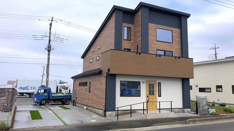 美容室兼住宅の外構施工例【スロープ付き入口と4台駐車場の130万円プラ...