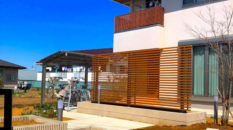 庭の中に目隠しフェンスがある外構工事【さいたま市西区の施工例】