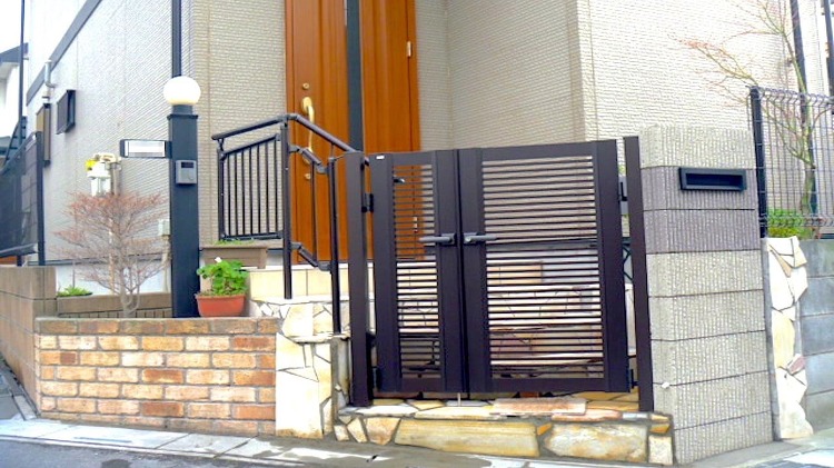 階段に手すりと転落防止の柵を設置した外構工事【埼玉県三郷市の施工例】