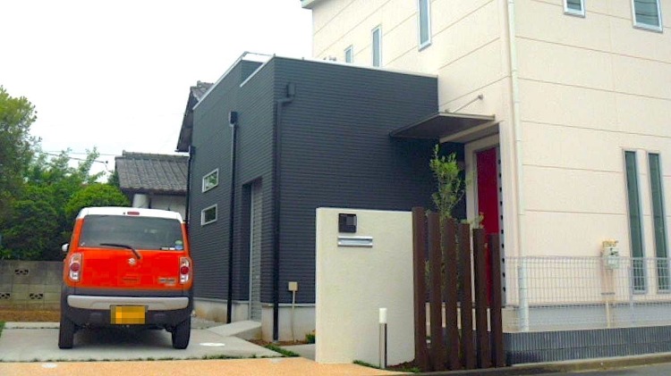 塗り壁門柱のナチュラルモダン外構施工例【アルミ角柱とヤマボウシで整えた...
