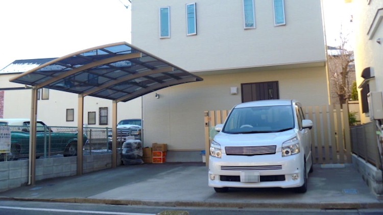 玄関前に目隠しフェンスのある外構工事【新築の施工例】