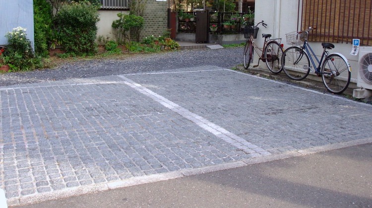 ピンコロ石で駐車場を舗装した工事【埼玉県さいたま市浦和区の施工例】