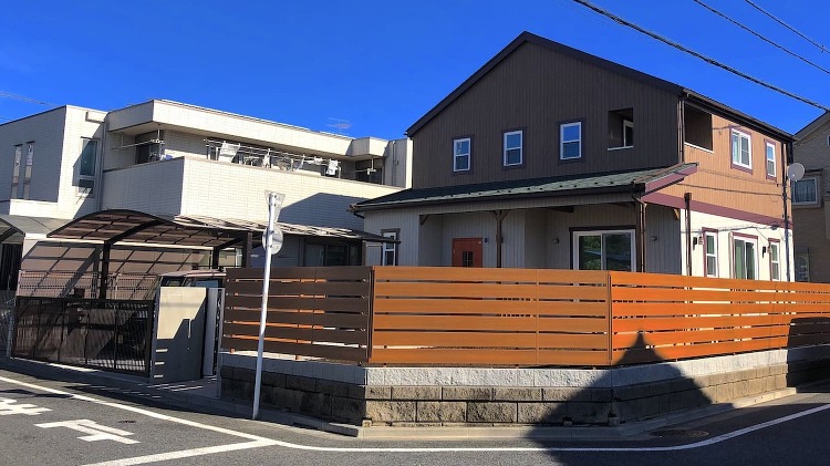 北欧モダンのおしゃれな外構工事【スカンジナビアブルー門柱の施工例】