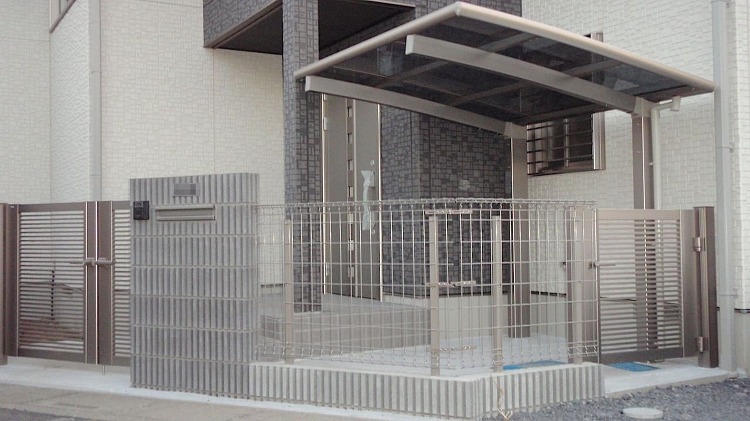 シンプルなクローズ外構の施工例【化粧ブロック門柱と砂利駐車場で整えた5...