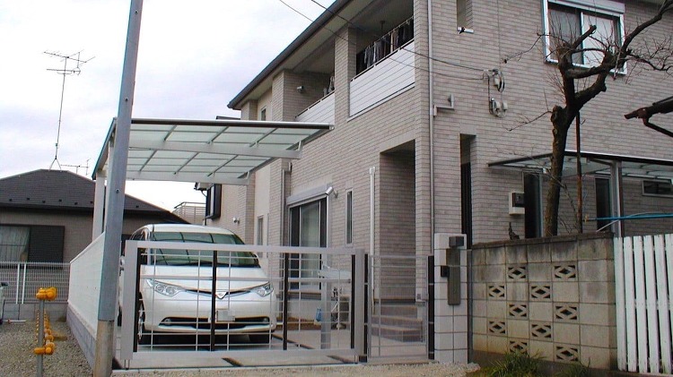 スタイリッシュモダン外構の施工例【カーポートと跳ね上げゲートで整えた1...