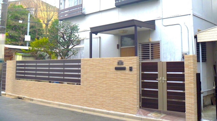 ボーダータイル張り塀の外構施工例【木目調門扉で整えた100万円台クロー...