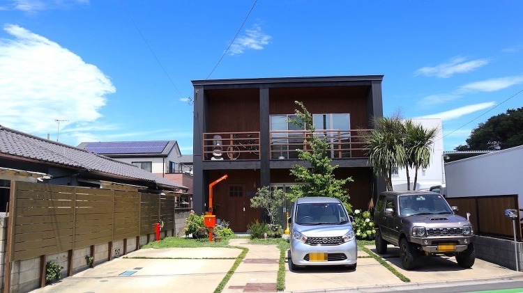 ログハウス住宅と自然派エクステリア工事【緑いっぱいの施工例です】
