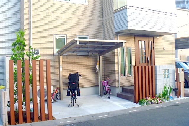木目調スリットフェンスの外構施工例【200万円で整えたナチュラルモダン...