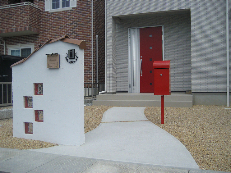 こだわりの赤が可愛らしさを際立たせます 愛荘町 | 京阪グリーン | ...