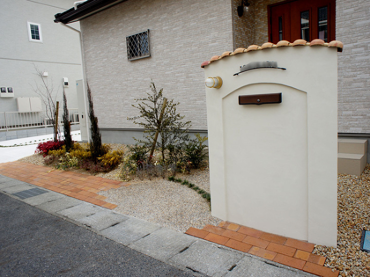 植栽が彩るプロバンス風門柱 愛荘町 | 京阪グリーン | 滋賀・京都・...