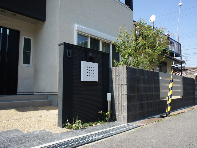 黒い門柱と板石でシックに 東近江市 | 京阪グリーン | 滋賀・京都・...