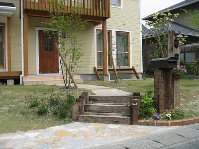 枕木の風合がつくるナチュラル門柱 | 京阪グリーン | 滋賀・京都・大...