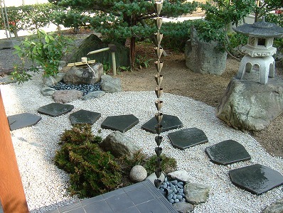 鉄平石の飛石がある庭 | 京阪グリーン | 滋賀・京都・大阪のエクステ...