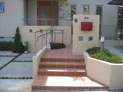 赤がポイントのシンプルデザイン 大津市 | 京阪グリーン | 滋賀・京...