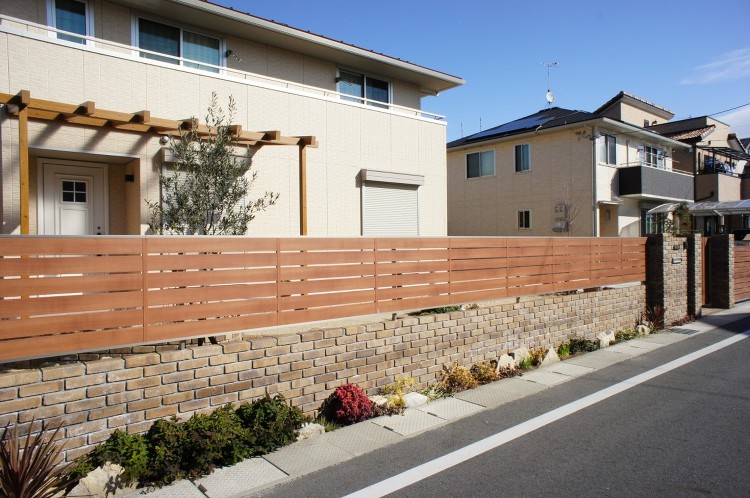 レンガと木調フェンスを使った重厚感のあるクローズ外構 大津市 | 京阪...
