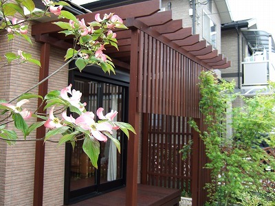 濡縁風のウリン材のデッキとパーゴラ 大津市 | 京阪グリーン | 滋賀...