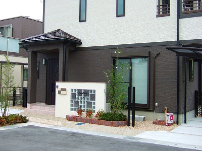 大小のガラスブロックと特徴的なアイアンサイン 草津市 | 京阪グリーン...