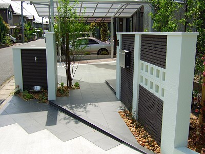 玄関ポーチと門柱に合ったタイルアプローチ | 京阪グリーン | 滋賀・...