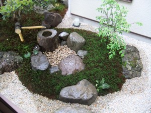 茶庭の様式を取り入れた坪庭 草津市 | 京阪グリーン | 滋賀・京都・...