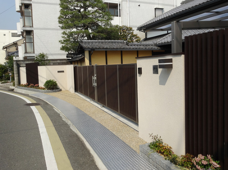 風格のある和の佇まいに調和したクローズ外構 京都市 | 京阪グリーン ...