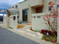 石柱をアクセントに存在感のある洋風モダン 野洲市 | 京阪グリーン |...