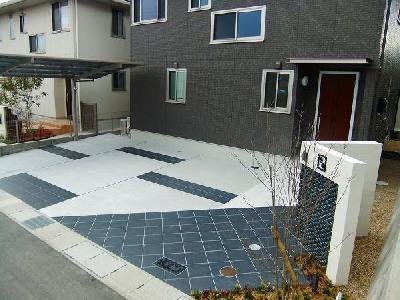 白・黒がメインなモダン外構 門柱に凹凸の表情を 京田辺市 | 京阪グリ...