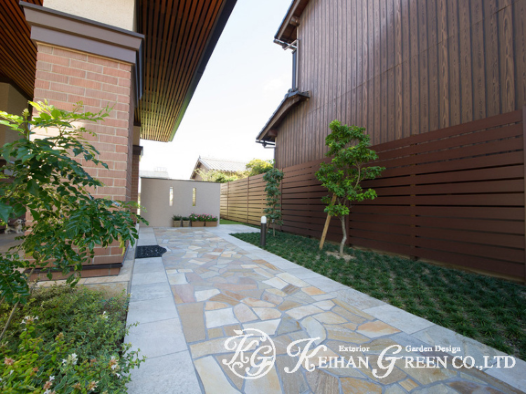 建物との一体感を持たせたクローズタイプの外構 彦根市 | 京阪グリーン...