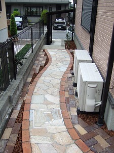 自然石乱張りとレンガの見切で園路を作成 | 京阪グリーン | 滋賀・京...
