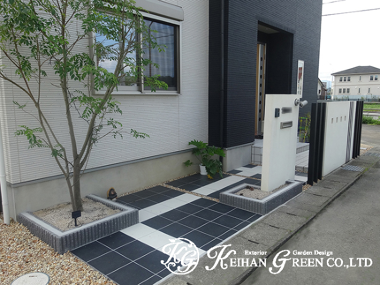 モノトーンを活かしたアプローチと雪にも強いカーポート 高島市 | 京阪...