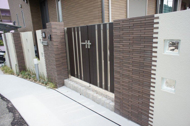 立込みやタイル、ガラスブロックを使い、空間を広く見せた門柱 大津市 |...
