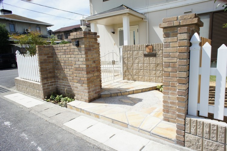 レンガと白いフェンスが重厚感のある門廻り 湖南市 | 京阪グリーン |...