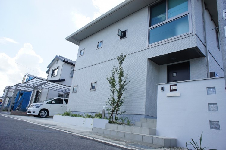 大きめの白い門柱 草津市 | 京阪グリーン | 滋賀・京都・大阪のエク...