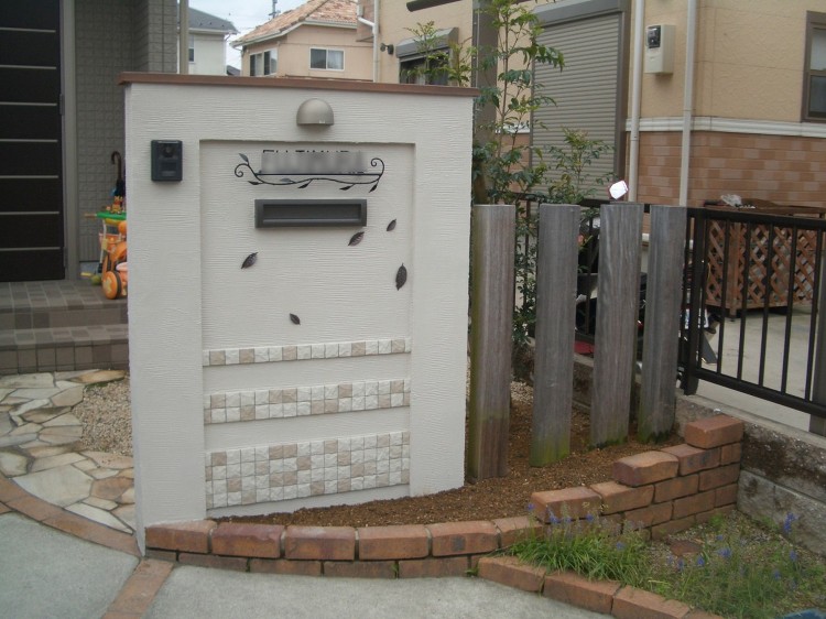 笠木で雨だれ防止 アイアンの葉っぱがかわいい門柱 草津市 | 京阪グリ...
