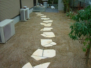 自然石乱張りを飛び石風に | 京阪グリーン | 滋賀・京都・大阪のエク...