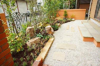 砂岩と信楽石を使った緑溢れるガーデン 大津市 | 京阪グリーン | 滋...