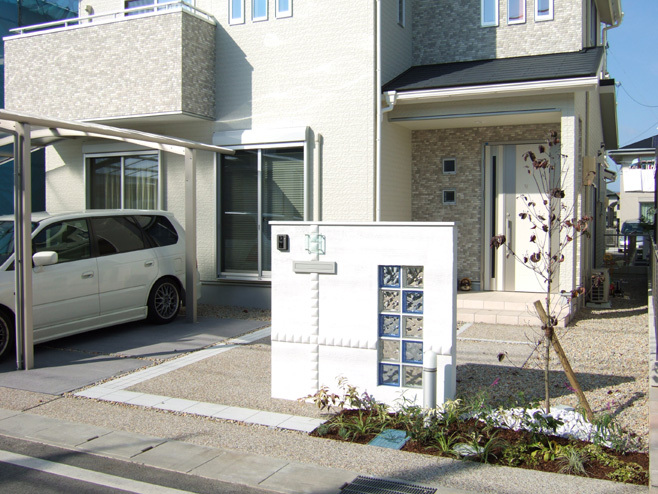 ブルーとクリアのガラスブロックが爽やかなコンビネーション 草津市 | ...