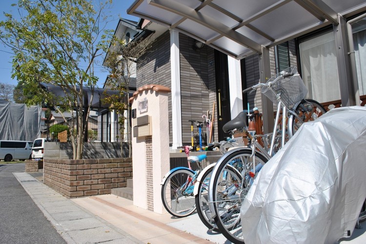 サイクルラックの有る南欧風の門柱周り 大津市 | 京阪グリーン | 滋...