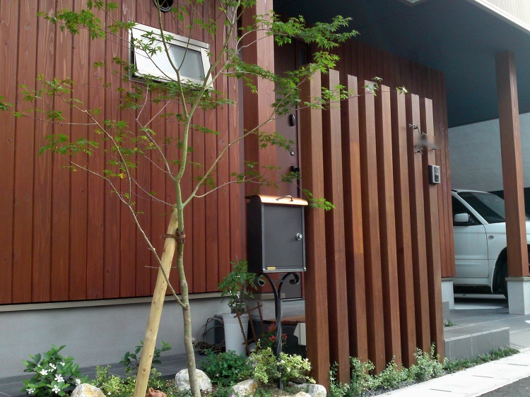 天然木に映えるメインツリーのモミジ 大津市 | 京阪グリーン | 滋賀...
